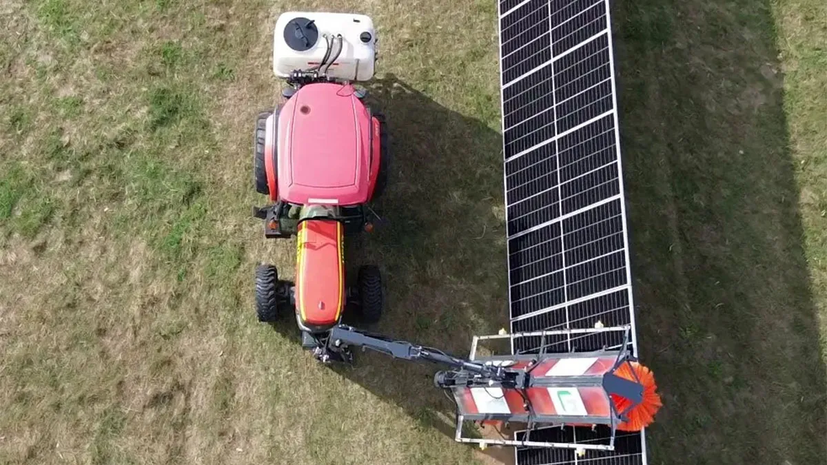 Overhead view of the ARC1 rotary cleaning head passing along a tilted panel row